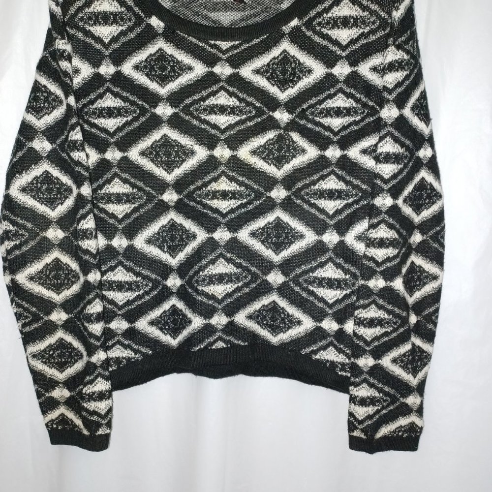 YOKI PULLOVER SWEATER BLACK WHITE